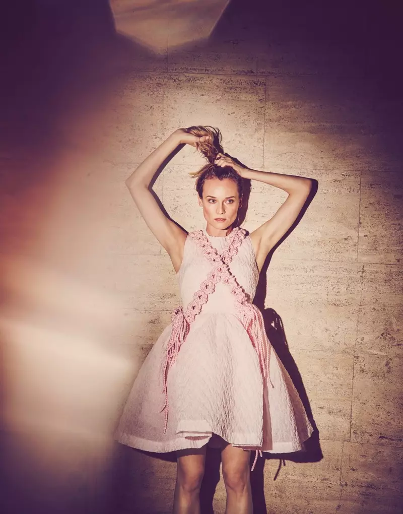 Saçlarını at kuyruğu yapan Diane Kruger, imparatorluk belli pembe Simone Rocha mini elbisesiyle fotoğraflandı.