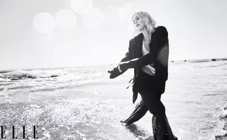Charlize Theron omráči na pláži pre ELLE Cover Story