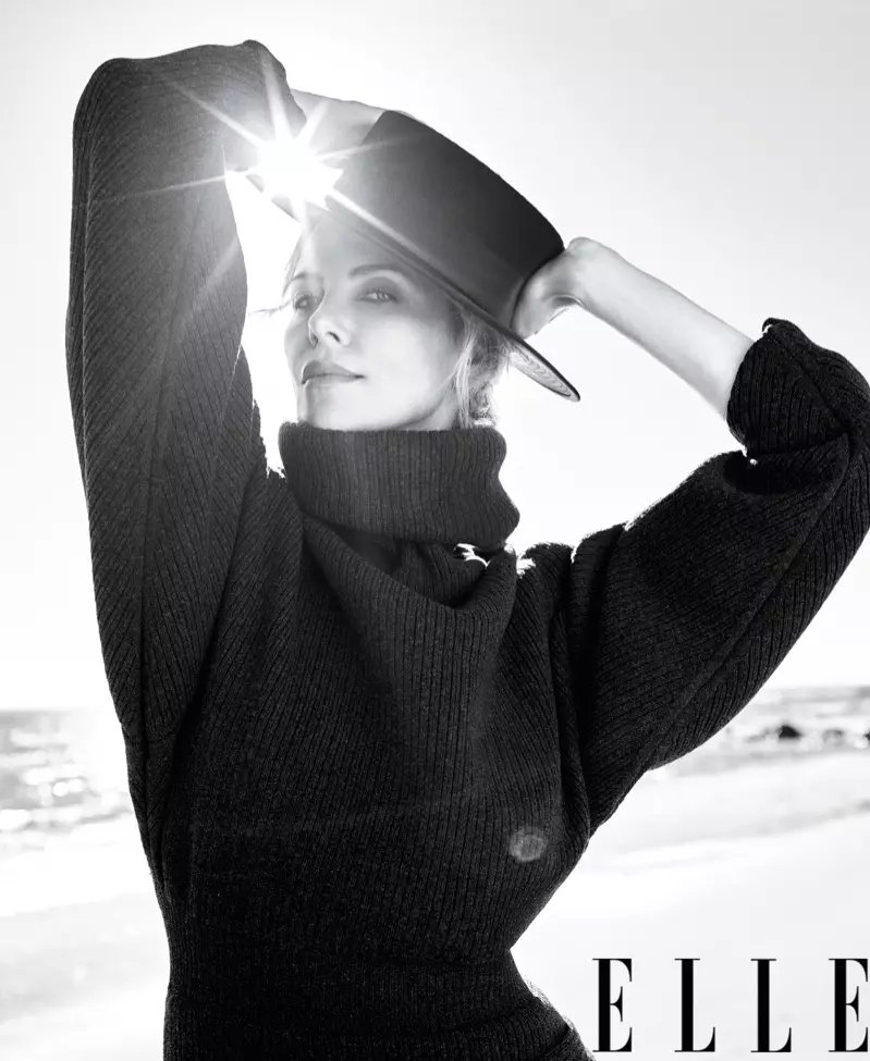 Charlize Theron poseerib Marc Jacobsi kootud bodys ja Stephen Jones Marc Jacobsi paadimütsi jaoks