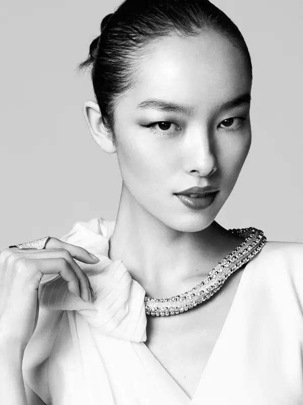 Liu Wen, Carolyn Murphy, Jessica Stam, Lindsey Wixson iyo kuwo kale ayaa u taagan Stockton Johnson