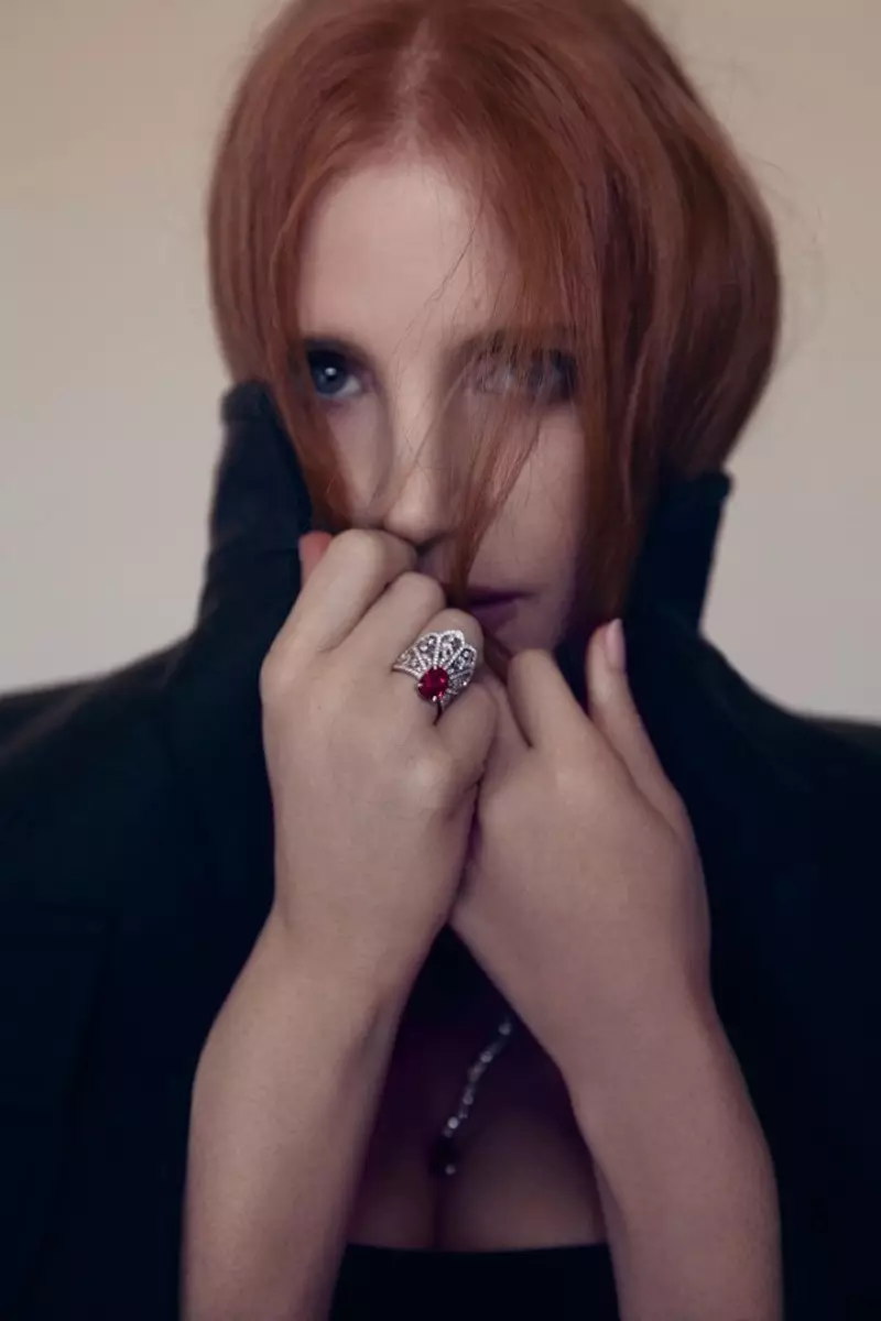 La actriz Jessica Chastain se cubre con un abrigo de Prada con joyas de Piaget