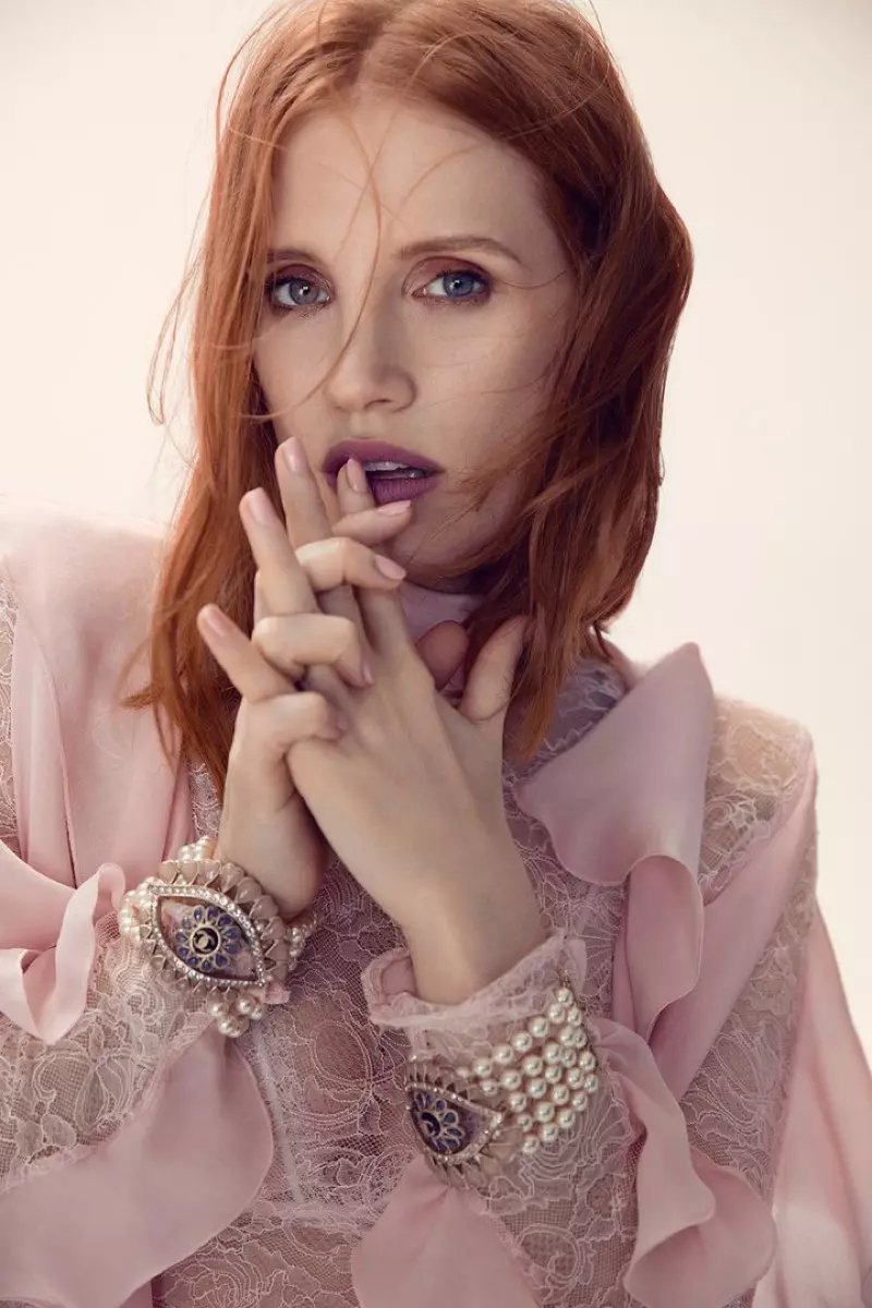 Jessica Chastain wygląda ładnie na różowo, ma na sobie różową sukienkę Gucci