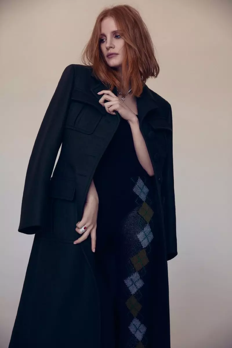 Jessica Chastain portas Prada mantelon