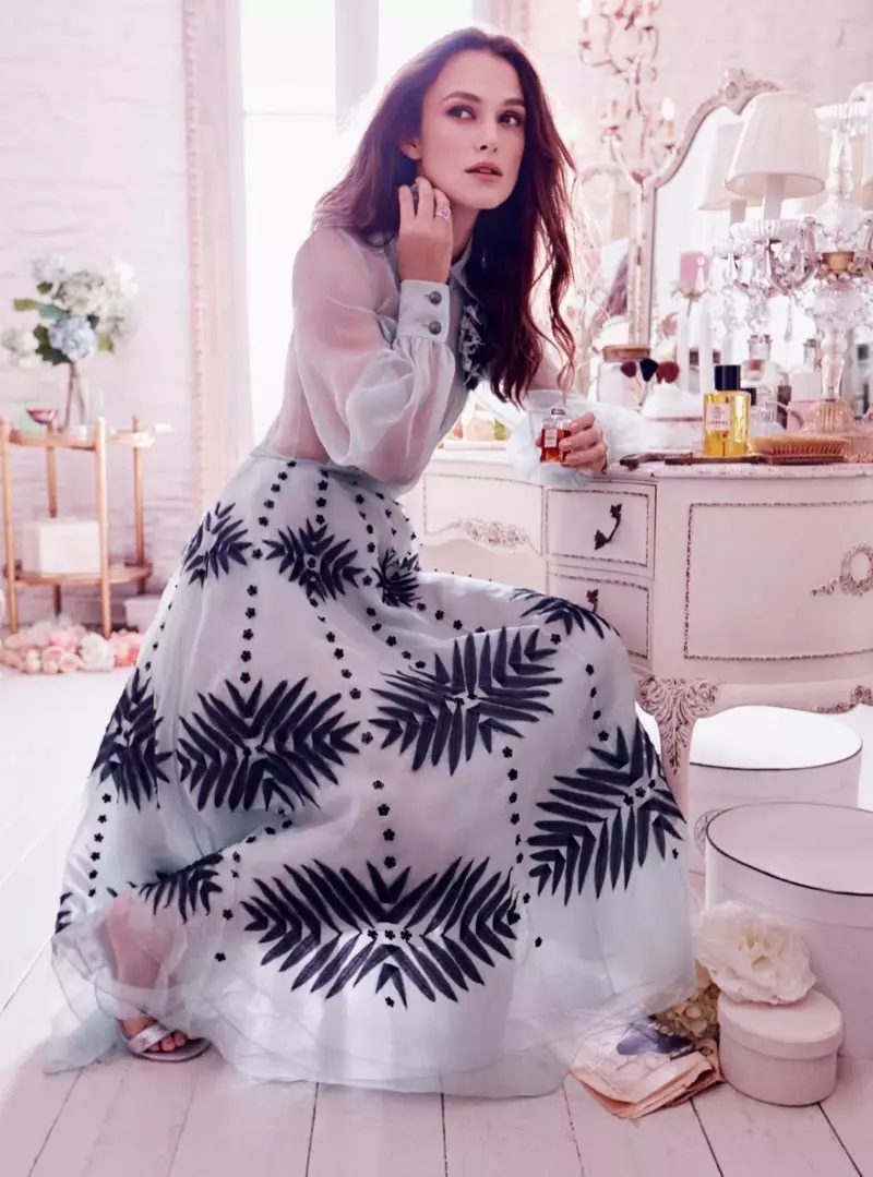 Pag-upo, nag-pose si Keira Knightley sa damit na Chanel