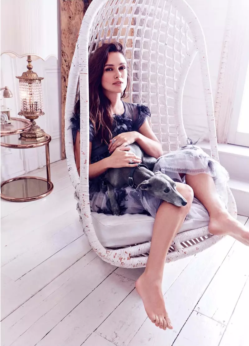 Actress Keira Knightley poses nyob rau hauv embellished tiab