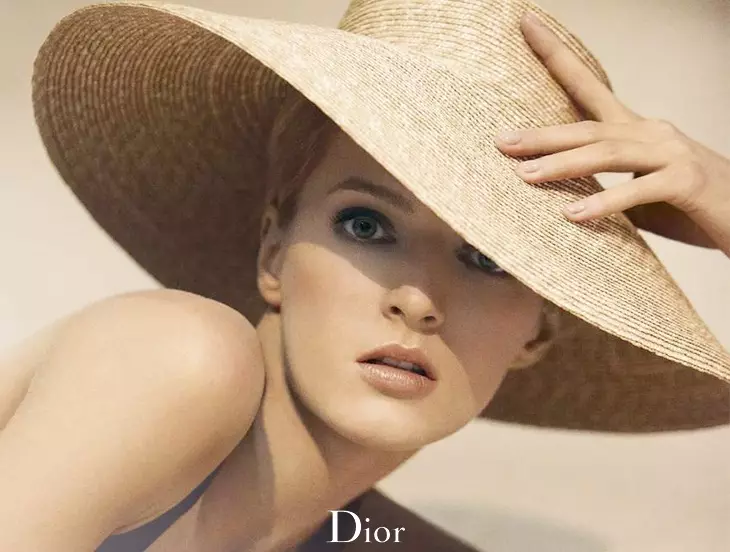 Daria Strokous Mitsoka masoandro amin'ny Diorskin Nude Tan Bronzer Ad