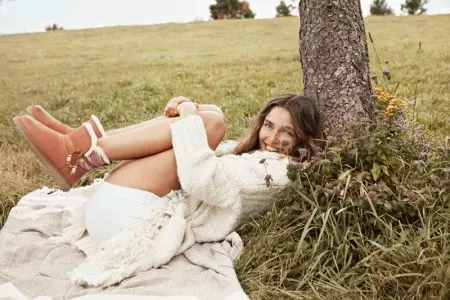 Ad: UGG's Spring Campaign Inoratidzira Zvitaera zveShangu kune Chero Mamiriro ekunze