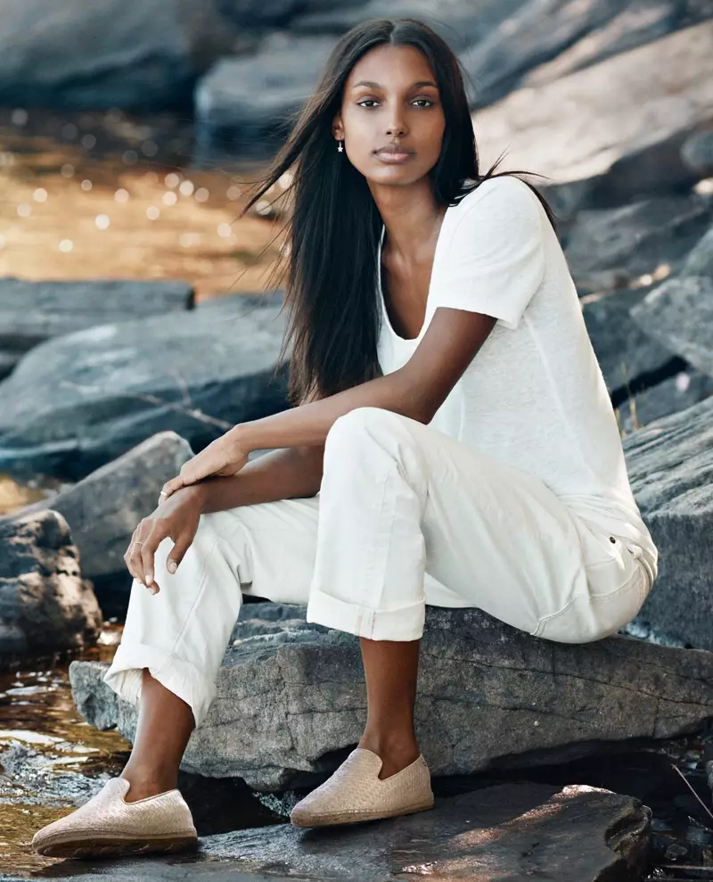 Jasmine Tookes modely UGG® Sandrinne Metallic Espadrille