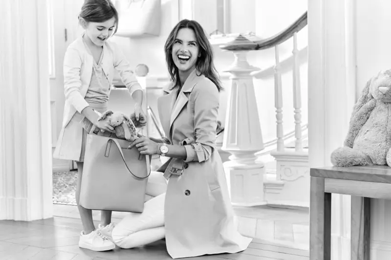 Alessandra Ambrosio je sva nasmijana s velikom kožnom torbicom MICHAEL Michael Kors Emry