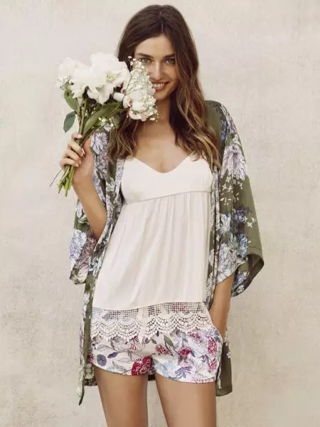 Andreea Diaconu Etam Lingerie میں گرمی لاتی ہے۔