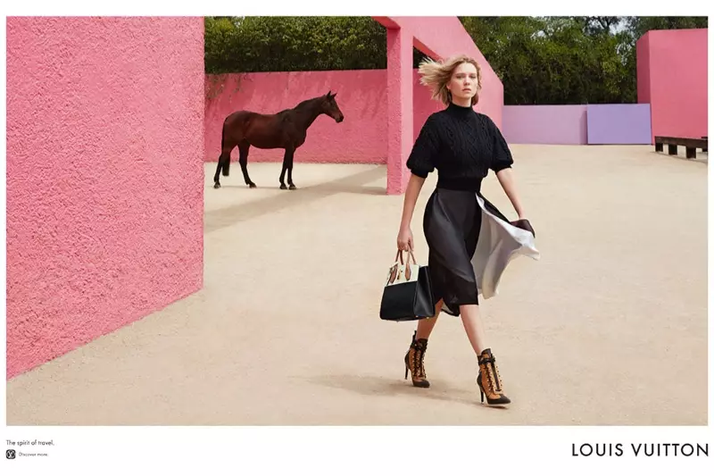 Lea Seydoux pozas ĉe la Cuadra San Cristóbal en Meksiko por la kampanjo Spirit of Travel de Louis Vuitton en 2016