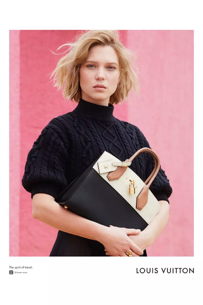 Lea Seydoux poses nrog Louis Vuitton's Capucines hnab