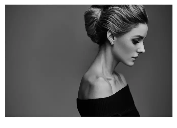 Photographiée en noir et blanc, Olivia Palermo porte un bouffant aux reflets blonds