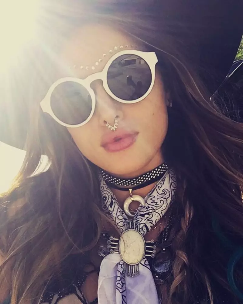 Bella Thorne porte des bijoux faciaux, notamment un anneau de nez septum et des détails cloutés. Photo : Instagram/Bellathorne