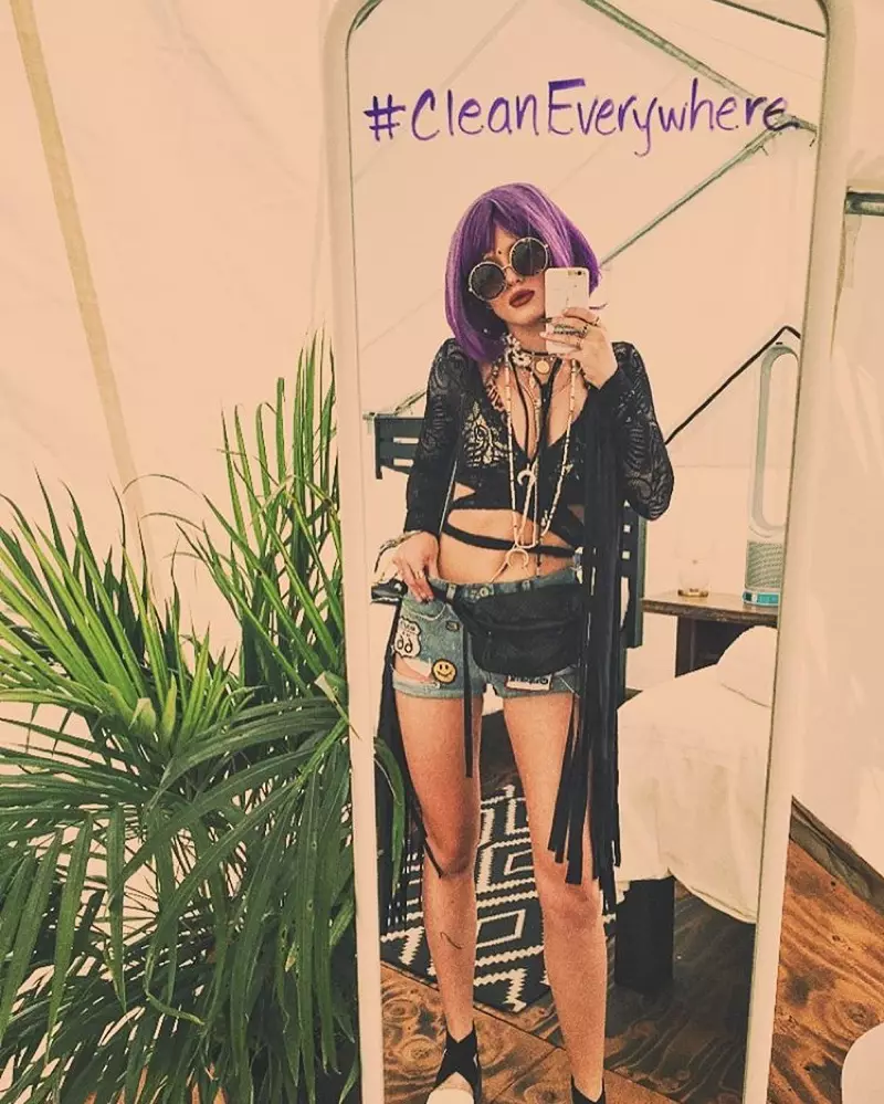 Bella Thorne porte une courte perruque violette lors du week-end 1 de Coachella. Photo : Instagram/bellathorne