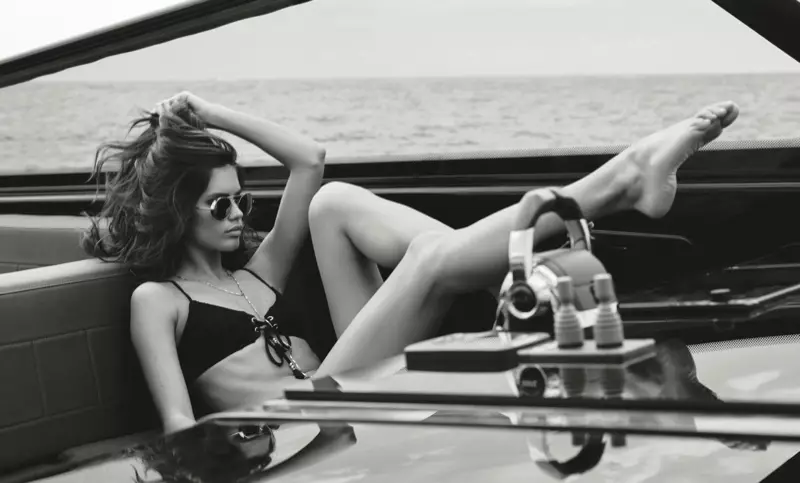 Lounging ntawm lub yacht, Sara poses nyob rau hauv ib tug dub bikini saib