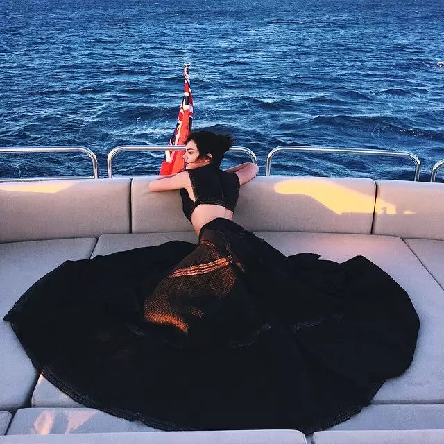 Kendall viviendo la vida glamorosa en un bote completo con un top corto y una falda a juego. Foto: Instagram