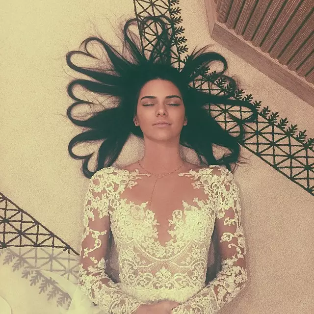 Kendall mamerake gambar artistik kanthi rambute ing untaian jantung. Foto: Instagram