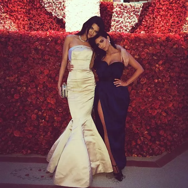 Kendall mostrou a diferenza de altura entre ela e a irmá maior Kim Kardashian mentres estaba na Met Gala de 2015. Foto: Instagram