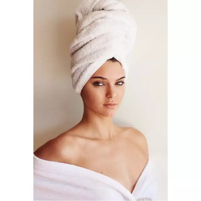 Ngaphambilini ku-2015, u-Kendall Jenner wathola indawo ku-'Towel Series' ka-Mario Testino edumile. Isithombe: Instagram