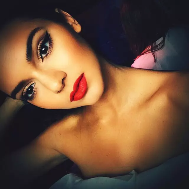 Kendall visade upp en perfekt röd läpp i denna glamorösa Instagram-selfie