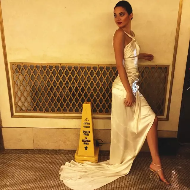 Kendall ntsia glamorous txawm nrog ceev faj lub khob. Duab: Instagram