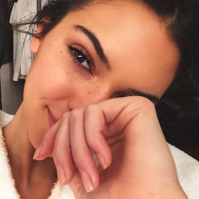 Kendall Jenner elmontris siajn lentugojn en Instagram memfoto pli frue ĉi-jare kun apenaŭ ŝminko.