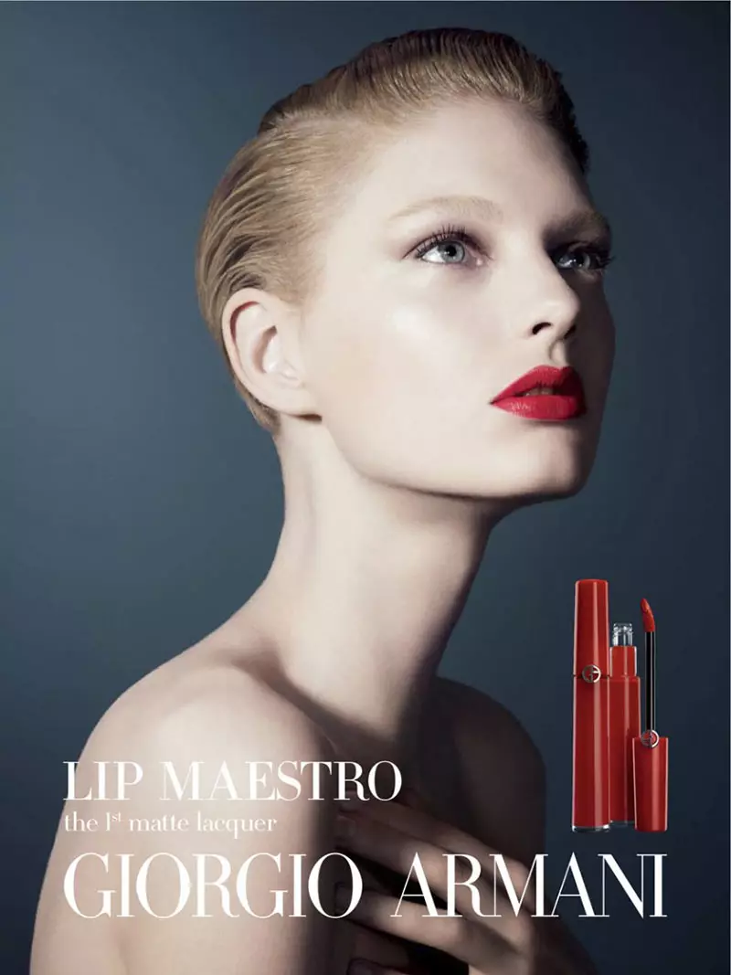 조르지오 아르마니 뷰티(Giorgio Armani Beauty)의 2012 F/W 캠페인에 패트리샤 반 데어 블리에(Patricia van der Vliet)와 엘레나 멜닉(Elena Melnik)이 출연했습니다.