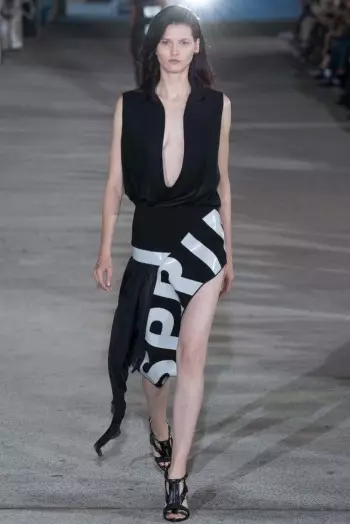 Anthony Vaccarello gaan nauties, grafies vir lente 2015