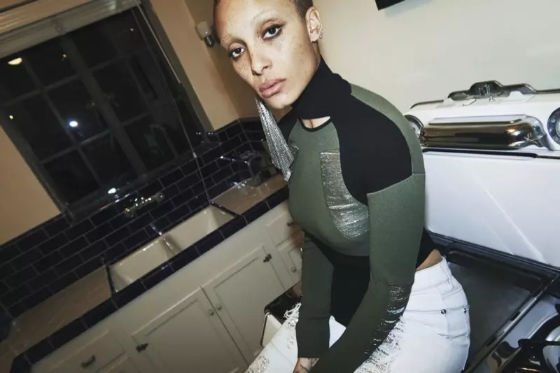 Adwoa Aboah dia maka sary amin'ny fampielezan-kevitry ny lohataona-fahavaratra 2017 Versus Versace