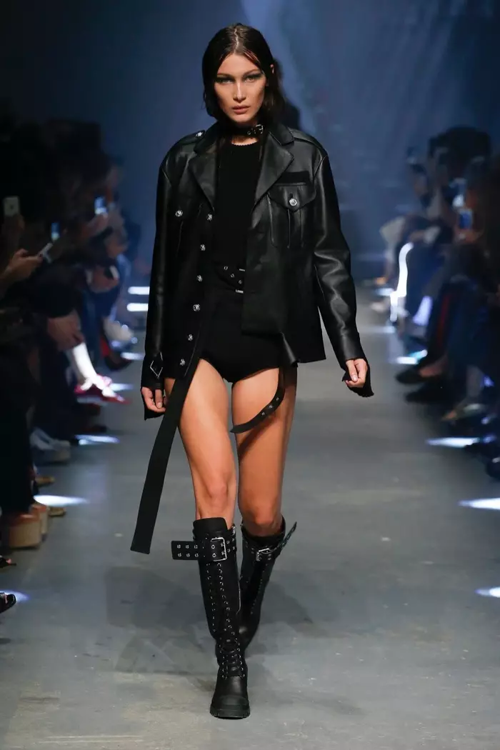Versus Versace Spring 2017: Bella Hadid mlaku ing landasan pacu nganggo jaket kulit, ndhuwur rajutan lan kathok cendhak