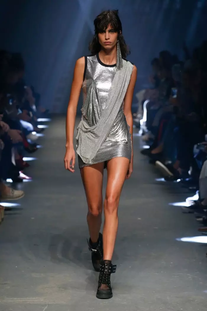 Versus Versace Spring 2017: Naglalakad si Mica Arganaraz sa runway sa silver minidress na may draping