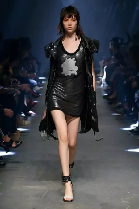 Naghahatid ng Mapaghimagsik na Saloobin ang Versus Versace sa Spring 2017