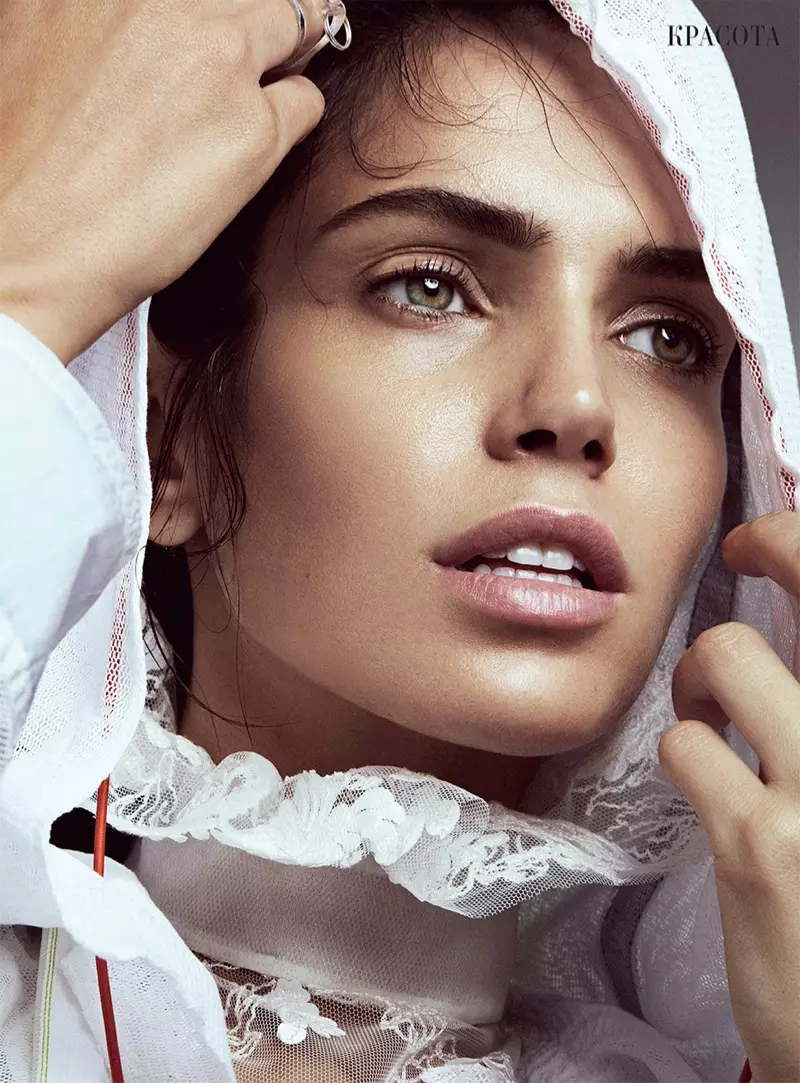 Amanda Wellsh nosi moderan izgled na Harper's Bazaar u Ukrajini