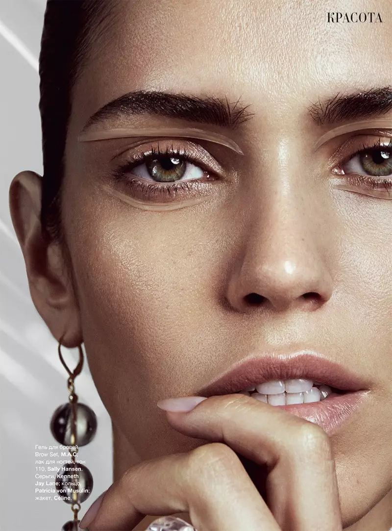 Amanda Wellsh nosi moderan izgled na Harper's Bazaar u Ukrajini