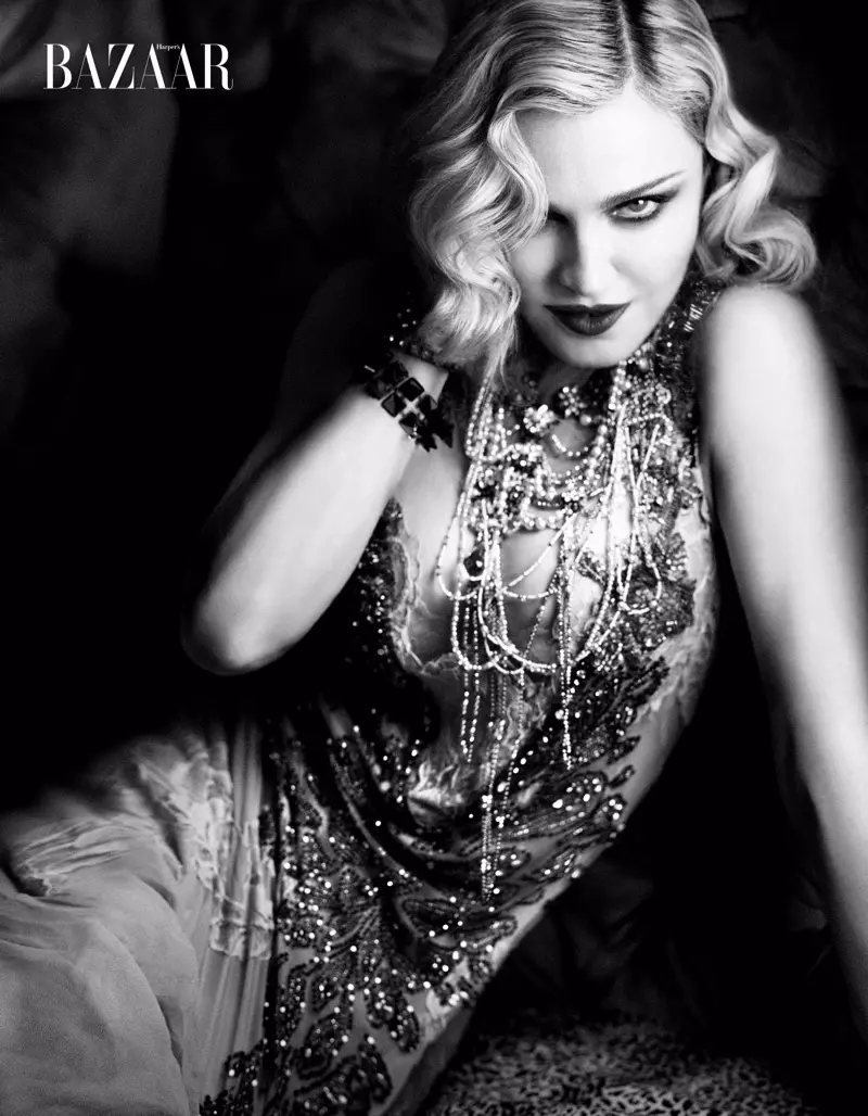 นักร้องสาว Madonna เปล่งประกายในชุดเดรส Alberta Ferretti และสร้อยคอ Erickson Beamon