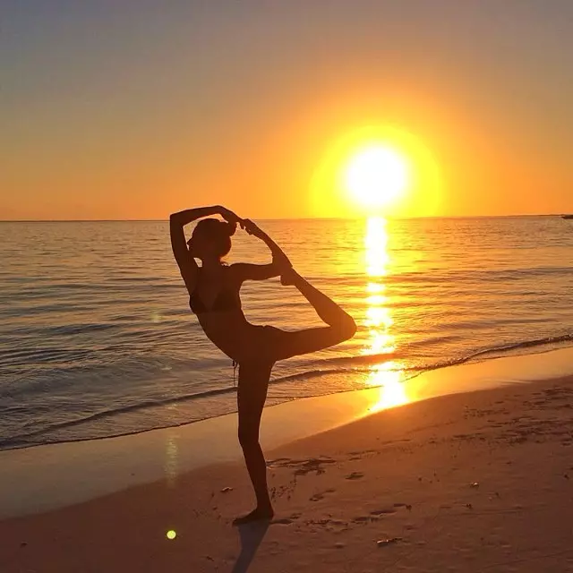 Gisele Bundchen robi jogę na plaży?