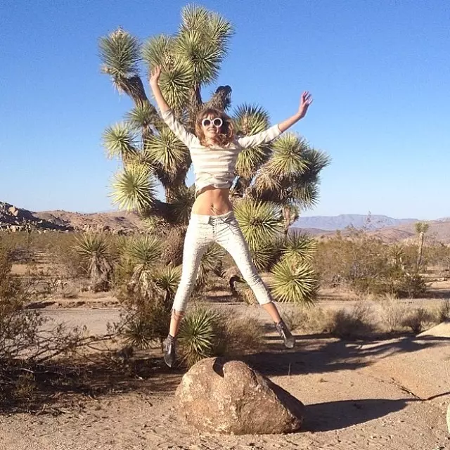 Frida Gustavsson skacze z radości w Joshua Tree Park