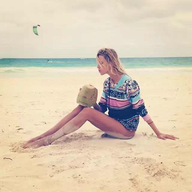 Anja Rubik delektuje się kokosem na plaży