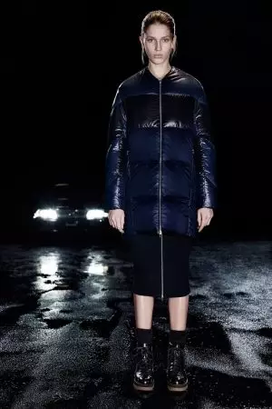 T di Alexander Wang fa righe e giacche gonfie per la pre-autunno