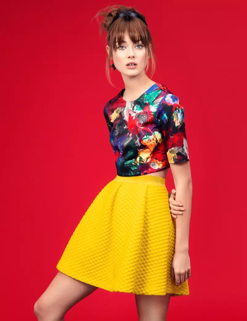 Jac Jagaciak Menyalurkan Pop Art Chic dalam Penggambaran H&M “Gallery Girl”.