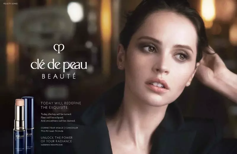 אַקטריסע Felicity Jones פראַנץ אין Clé de Peau Beauté קאמפאניע