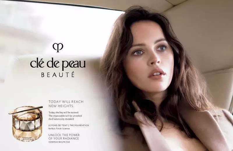 Felicity Jones 出现在 Clé de Peau Beauté 广告中