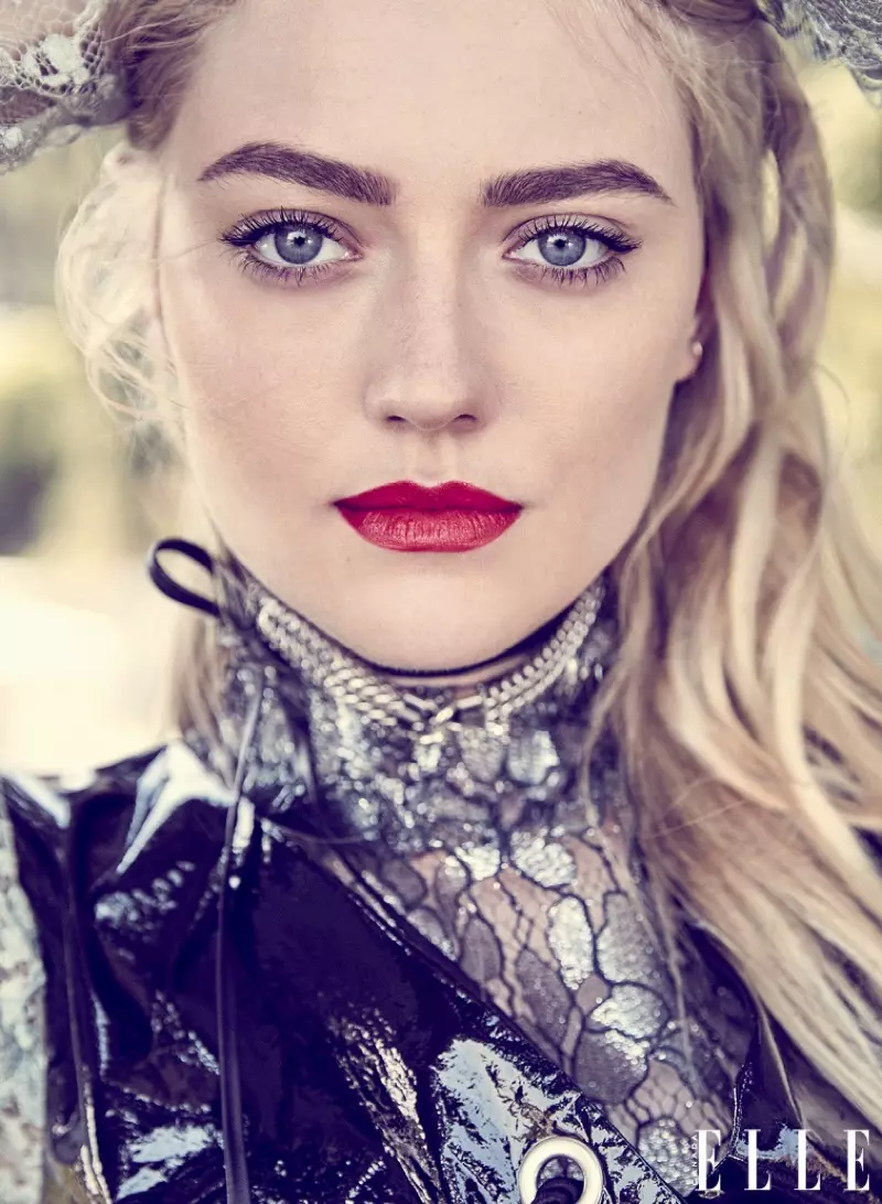 Dakota Fanning qhia tawm lub ntsej muag liab liab xim hauv Kenzo hnav khaub ncaws thiab Lanvin sab saum toj