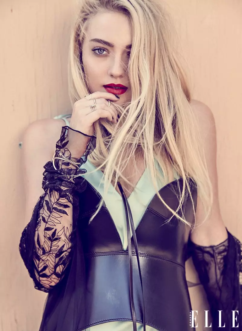 Aktrise Dakota Fanning lewer goth vibes in kantmoue en leerbustier