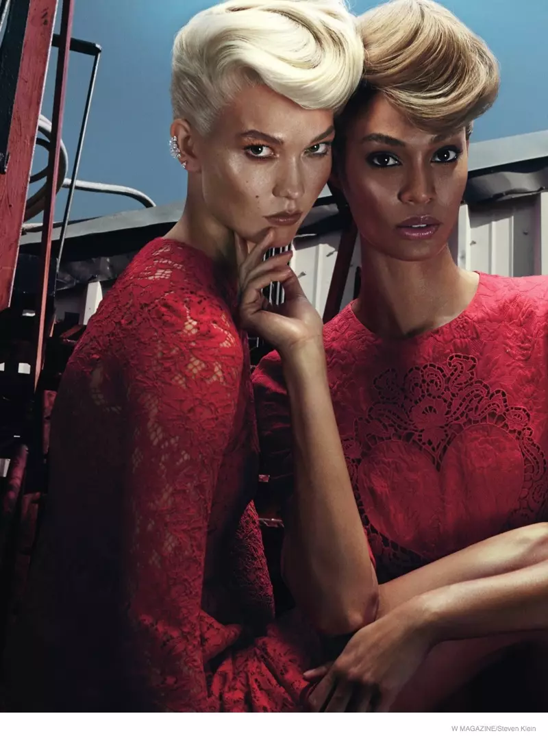 Karlie Kloss kaj Joan Smalls Serve Up Glamour por Steven Klein en W