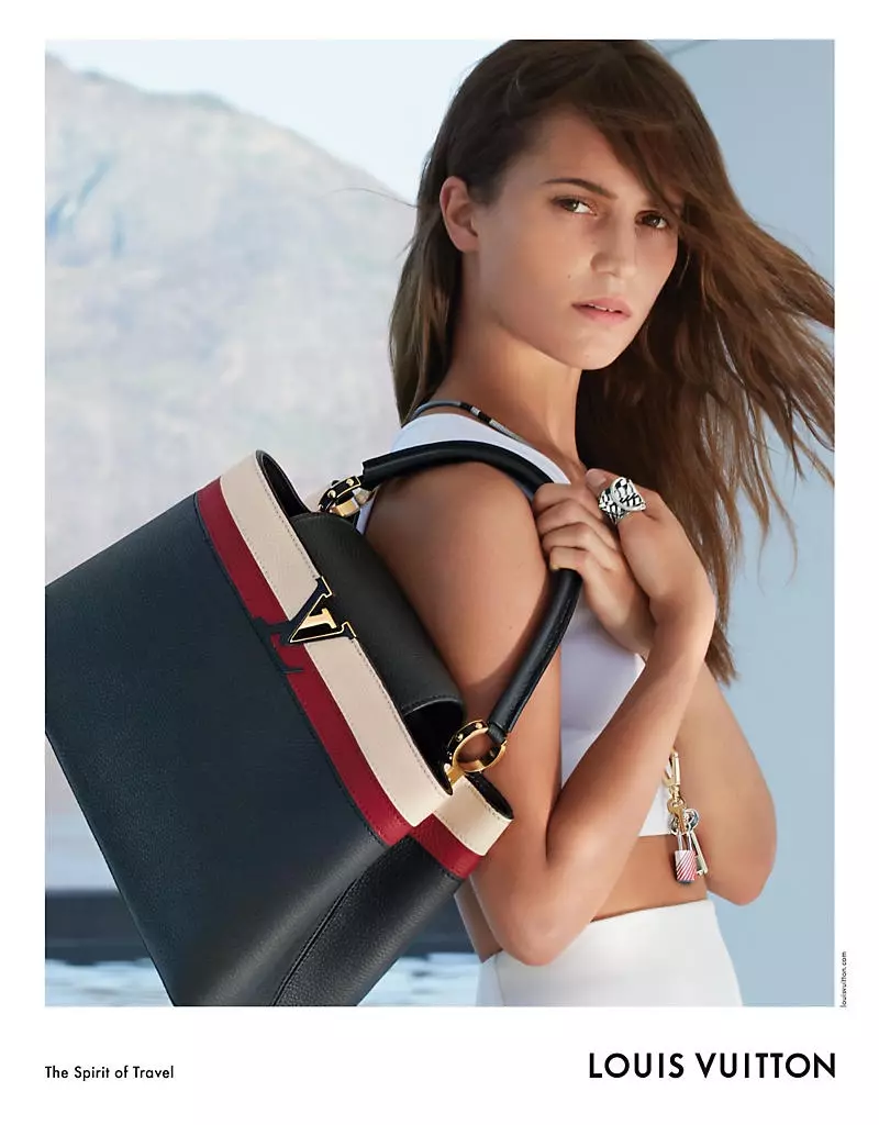 Alicia Vikander poseer met haar close-up met die Louis Vuitton Capucines MM-sak