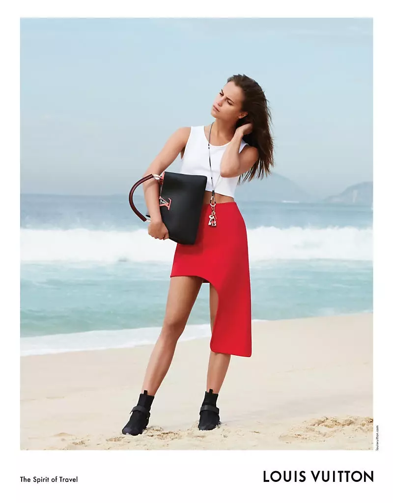 Dipoto ku Patrick Demarchelier, Alicia Vikander pose di Rio de Janeiro, Brazil pikeun kampanye iklan panganyarna Louis Vuitton.