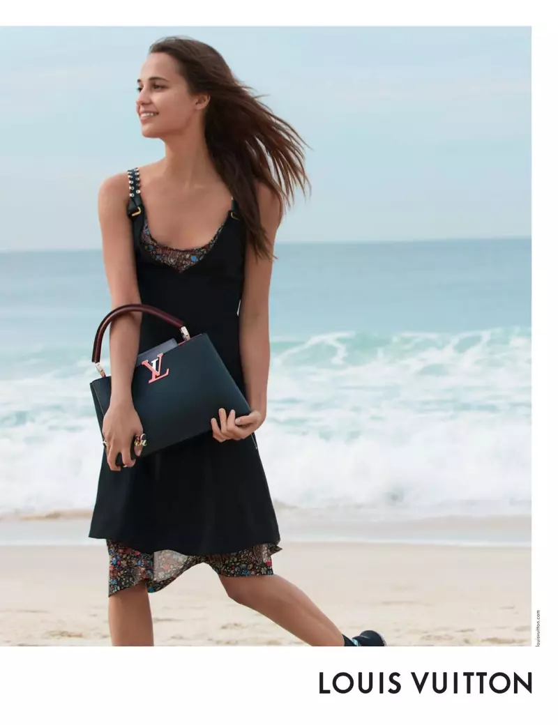 Alicia Vikander indossa un look tutto nero in spiaggia per la campagna 2017 Spirit of Travel di Louis Vuitton