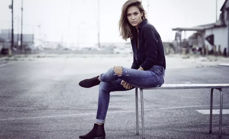 Jessica Alba poseeraa grunge-vaikutteisessa denimissä DL1961:n kevään 2016 mallistosta